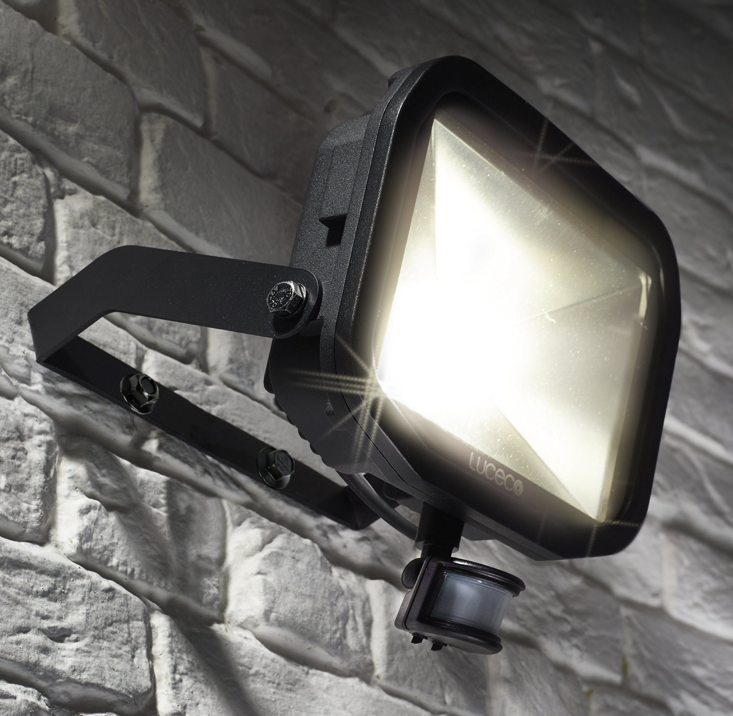 luceco-guardian-slim-led-flutlichtstrahler-38w-3000k-pir-sensor-ip44-schwarz image 4
