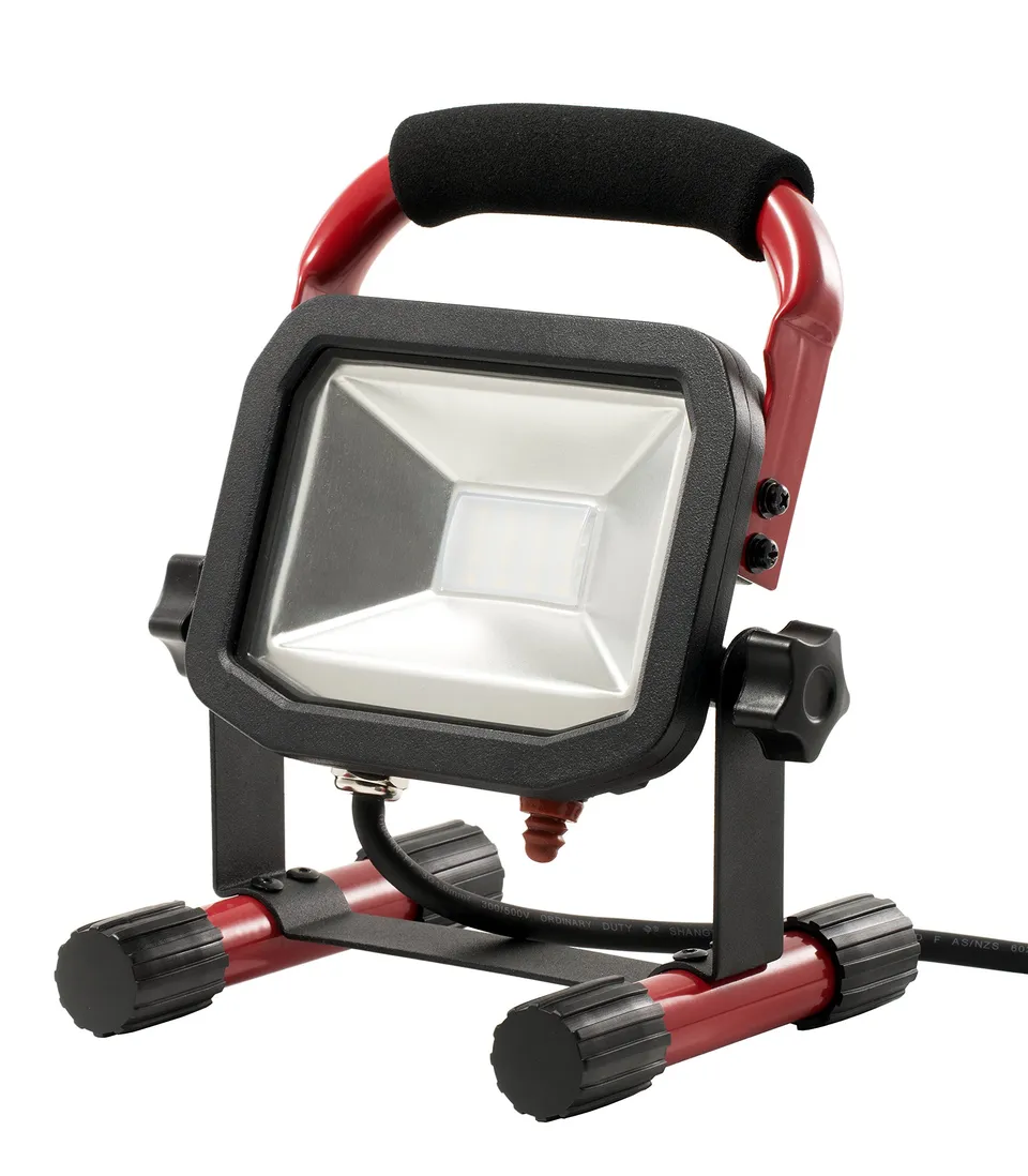 luceco-slimline-tragbarer-led-baustrahler-22w-schwarz-rot image 1