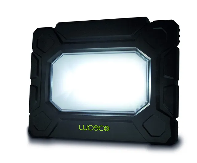 luceco-led-arbeitsleuchte-50w-5200-lumen-mit-steckdosen-ip54 image 1