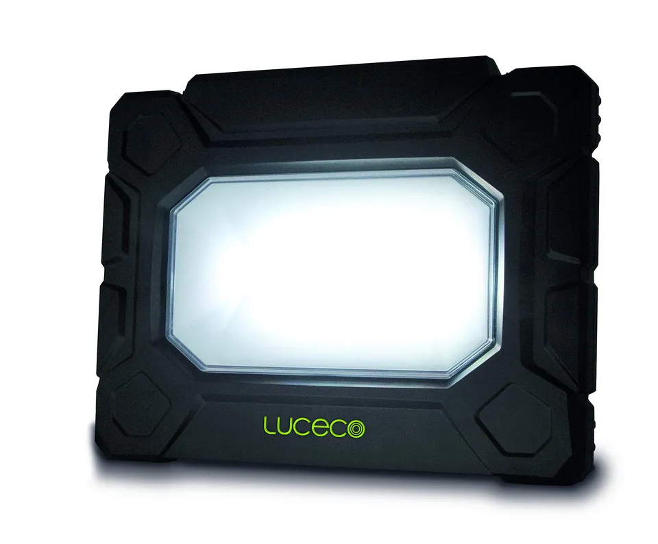 luceco-led-arbeitsleuchte-50w-5200-lumen-mit-steckdosen-ip54 image 1